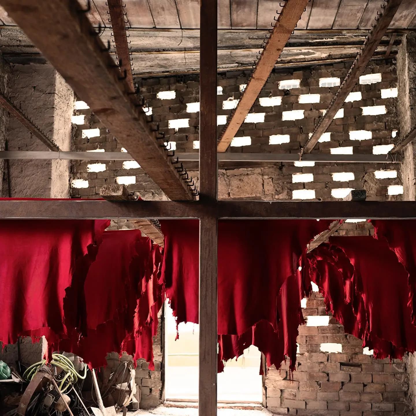 Išdirbta oda džiovinimo erdvėje